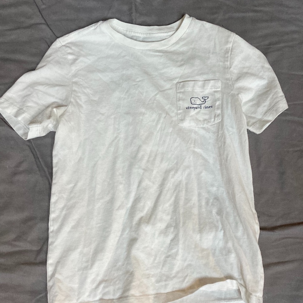 white vineyard vines tee